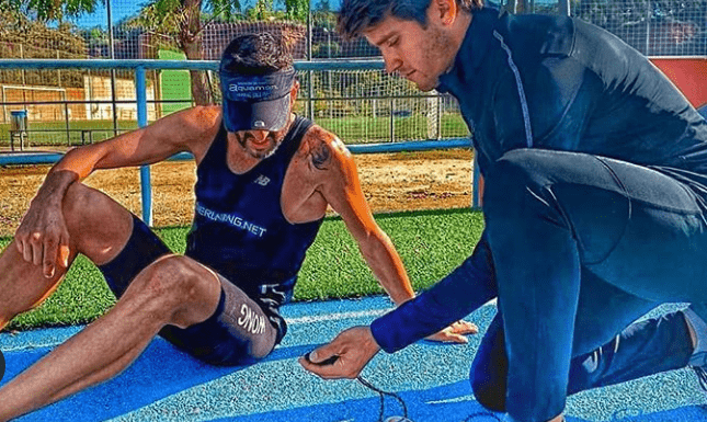 Atleta con su entrenador
